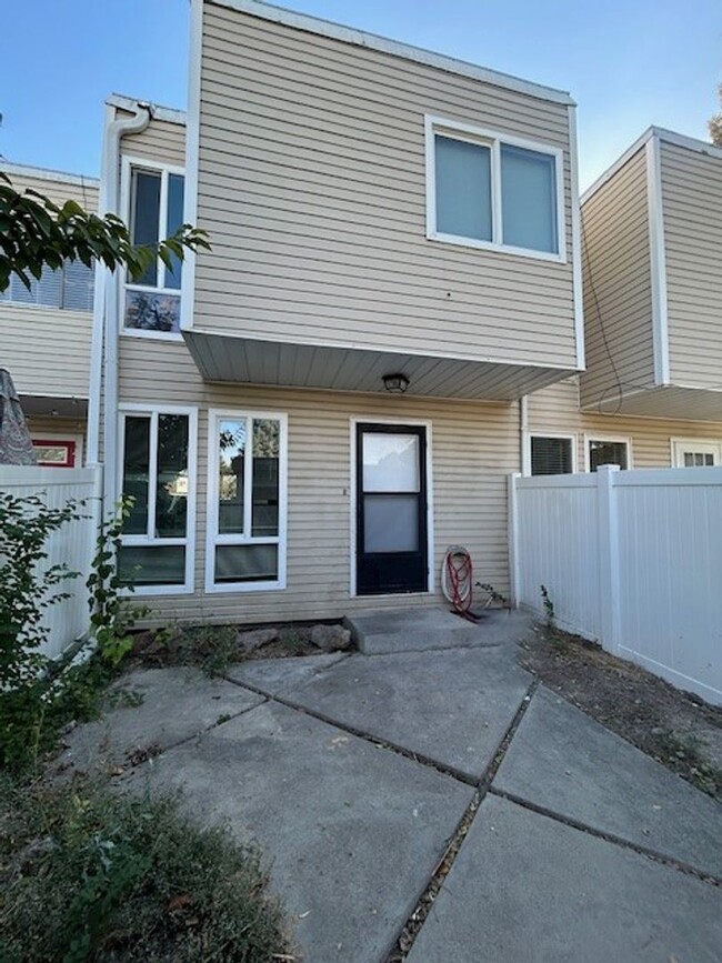 Building Photo - 3 Bedroom Townhome in Murray