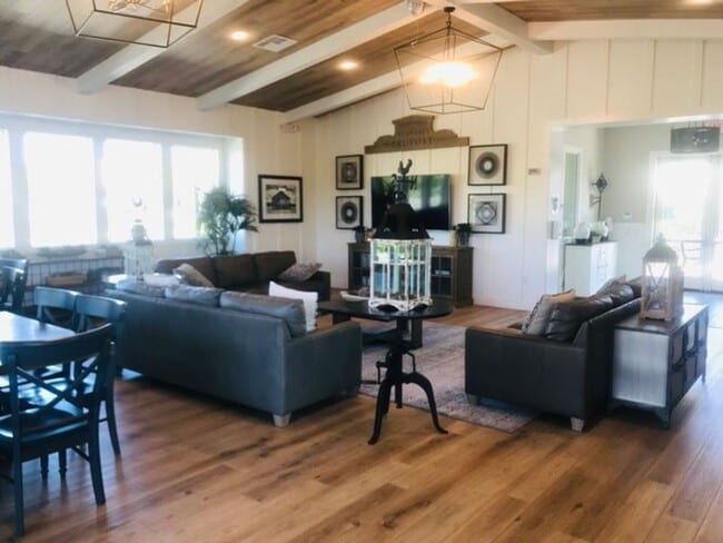 Building Photo - Beautiful 3 bedroom Town house available f...