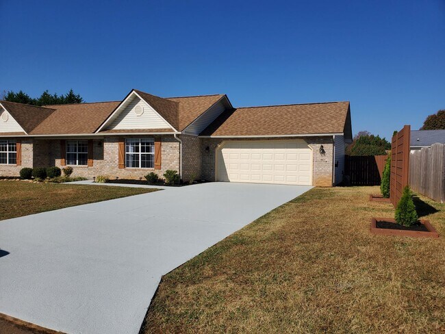 Building Photo - Maryville 37804 - 3 bedroom, 2 bedroom home - Call Karen Robertson (865) 454-7626