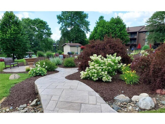 Building Photo - 3420 Golfview Dr