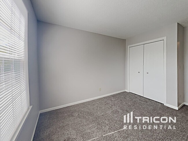 Building Photo - 2343 Rolling Oak Dr