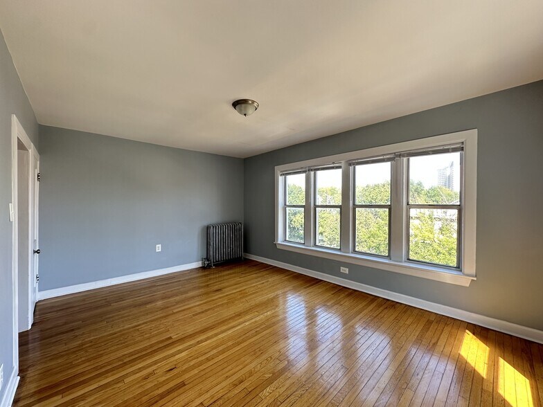 Building Photo - 5662 N Ridge Ave