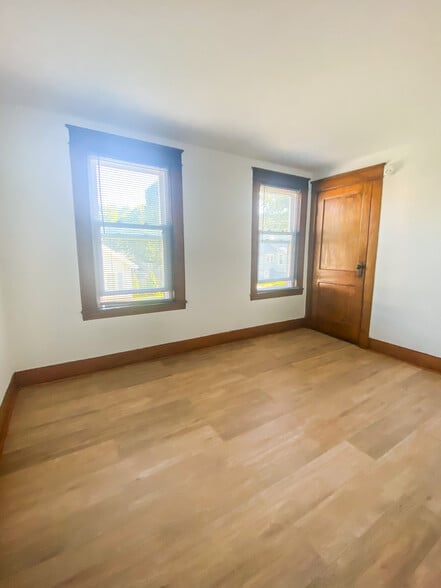 Building Photo - 8 Howe St