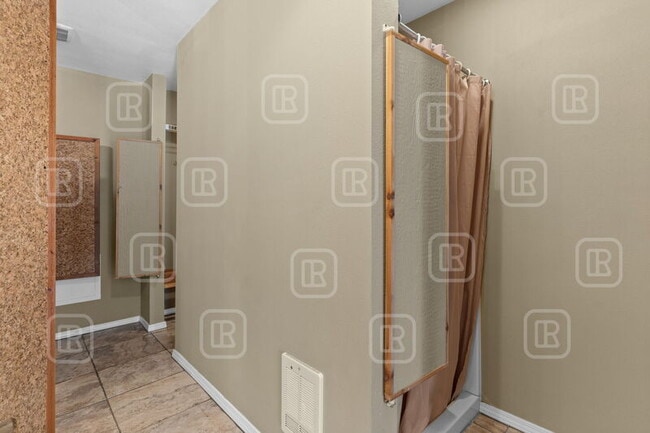 Building Photo - 7800 E Alki Ave