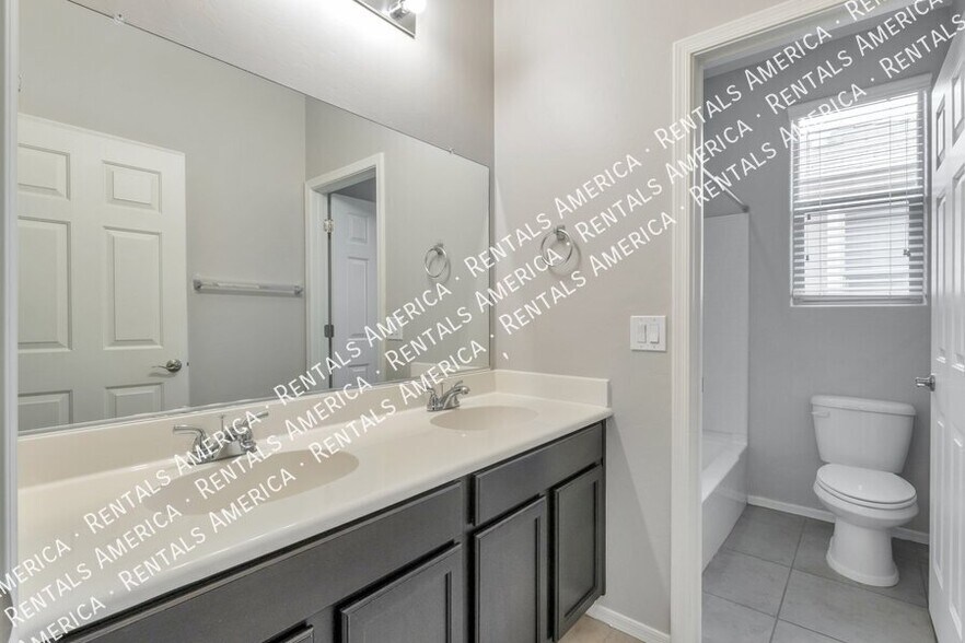 Building Photo - 8431 N Mountain Stone Pine Way