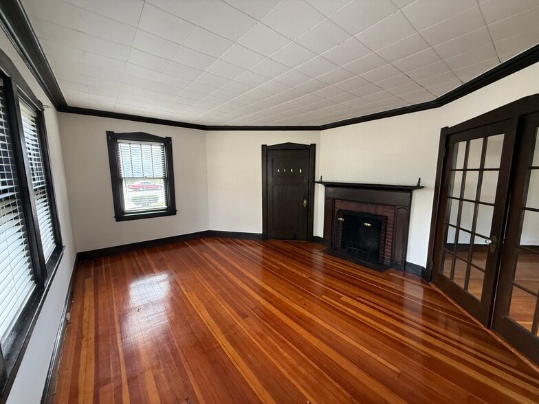 Building Photo - 104 Mount Auburn St