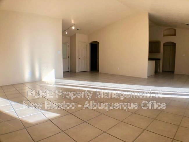Building Photo - 4905 Kingsway Dr