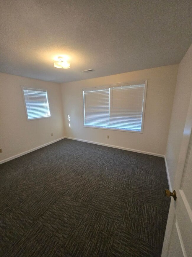 Building Photo - **Charming 3-Bed, 2-Bath Duplex Apartment ...