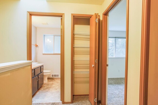 Building Photo - Cute Two Bedroom and Two Bath Townhome Located Just Minutes from the Clinton Ferry!