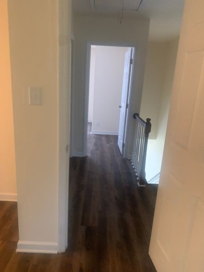 Building Photo - Great NW RALEIGH location-2 brm 2 bath ~ F...