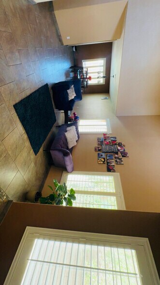 Building Photo - 10232 Desert Wind Dr