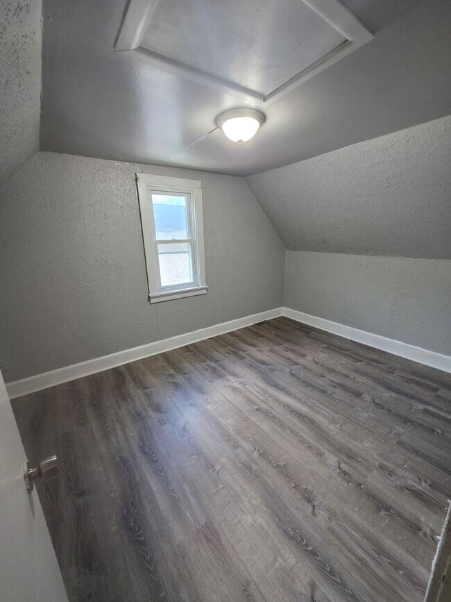 Building Photo - 3 Bedroom Single House Available NOW