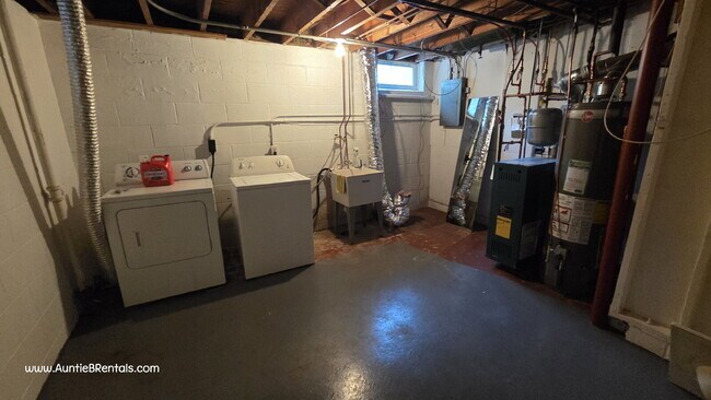 Building Photo - Great 2BR Duplex with a yard, Minneapolis ...