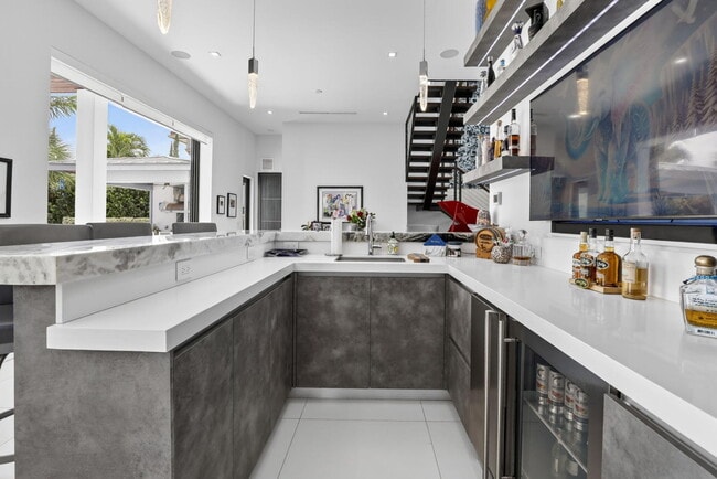 Building Photo - 334 Isle of Capri Dr