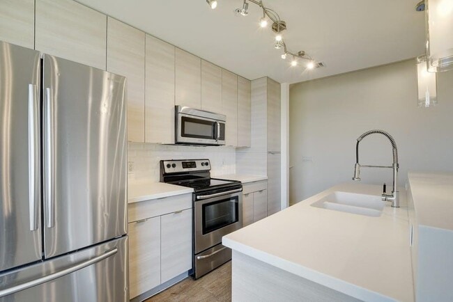 Building Photo - 604 N Bluff Dr