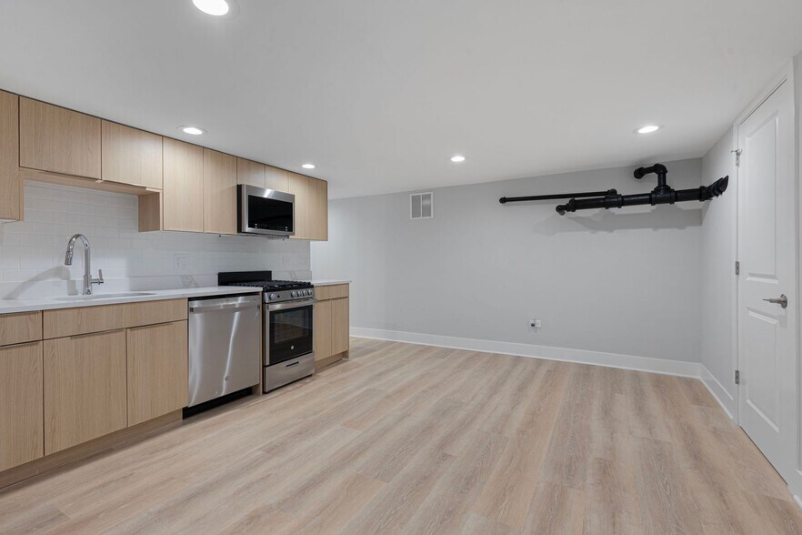 Building Photo - 7600 N Sheridan Rd