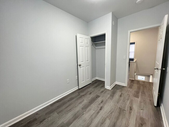 Building Photo - Remodeled Large 3bd/1 House with Rear yard...
