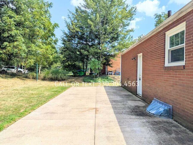 Building Photo - 1021 Bachtel St SE
