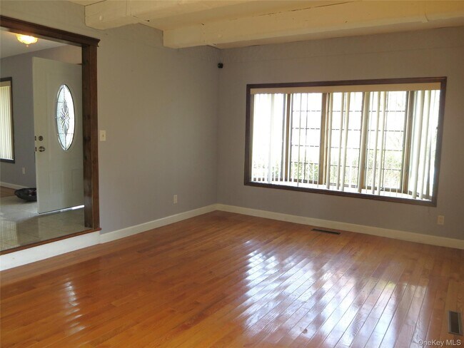 Building Photo - 327 Town Line Rd