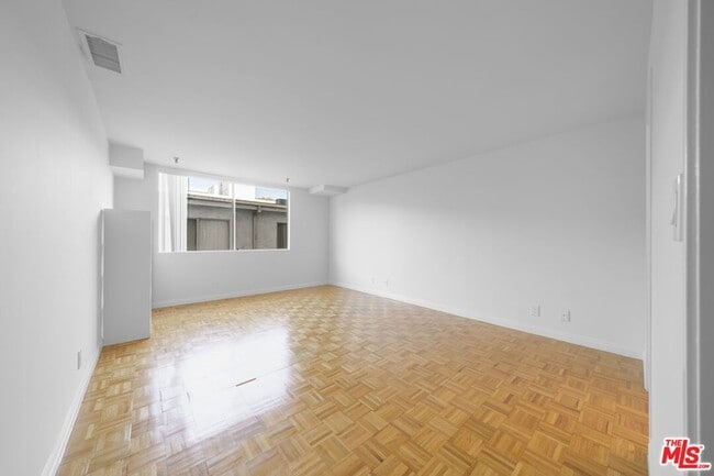 Building Photo - 1601 N Fuller Ave