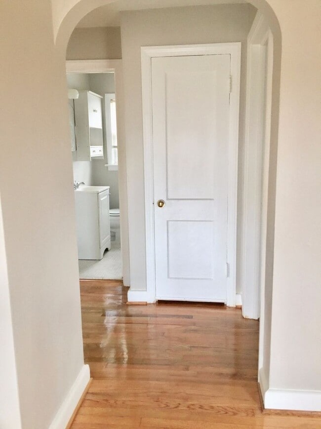Building Photo - Adorable 2BR/1BA Home Near Norfolk Naval B...