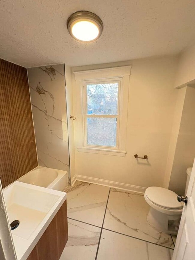 Building Photo - Charming Cleveland Home in Prime West Side Location