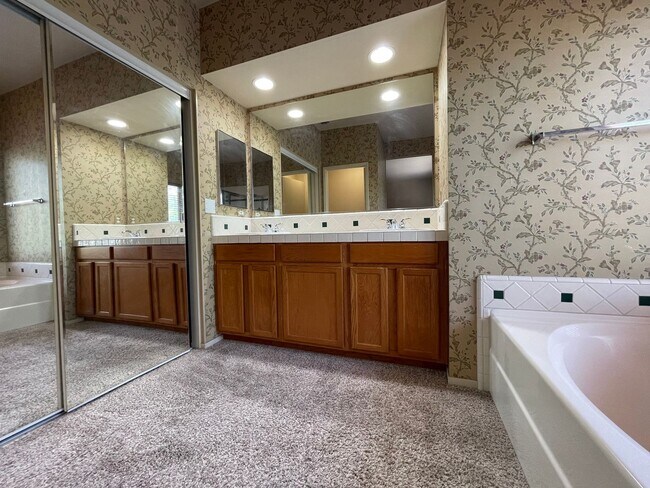 Building Photo - Large Two Story Home with Bonus Room, Cove...