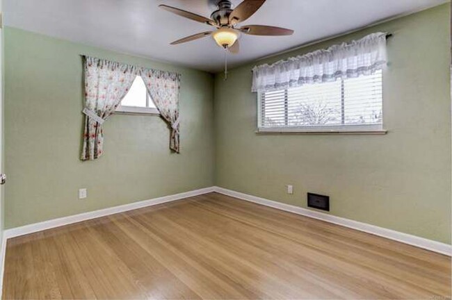 Building Photo - 3 bedroom / 2 bath / Harvey Park Beauty