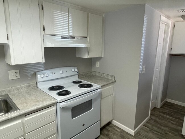 Building Photo - TOWNHOME - VILLAGE OF OAK CREEK - RED ROCK...