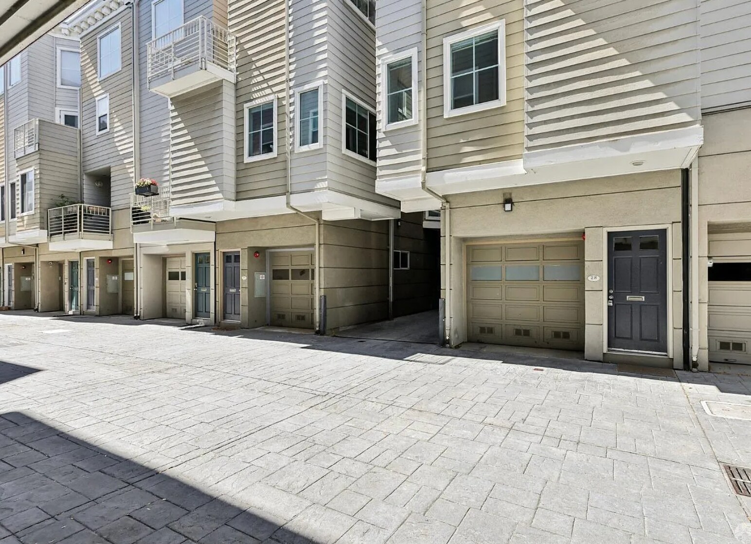 Building Photo - 28 Jennifer Pl