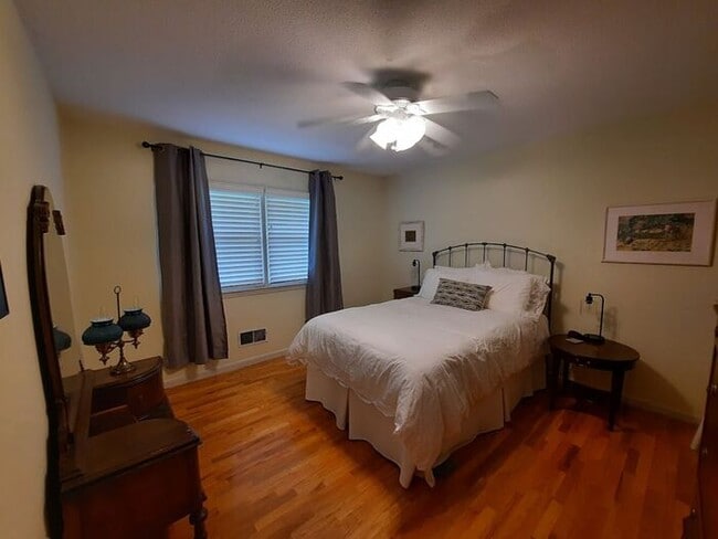 Building Photo - Near Mayfair, Wrightsville Beach, SHORT TERM LEASE TO SUMMER. FURNISHED