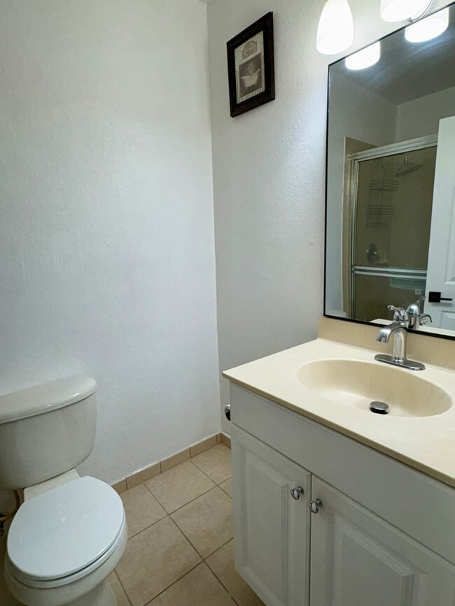 Building Photo - Cozy 3/2.5 Townhome in Convenient Location