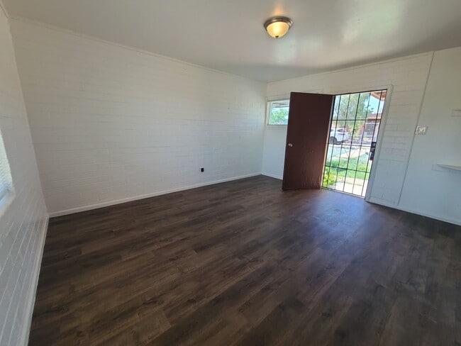 Building Photo - 3049-3051 E Proctor Vista