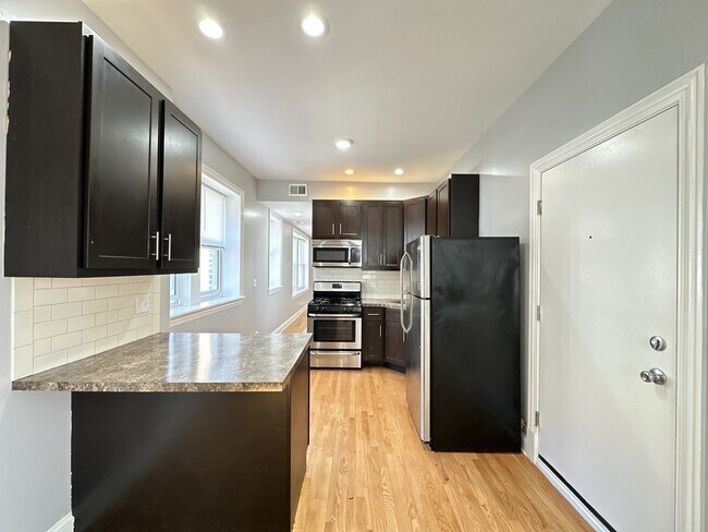 Building Photo - 4452 N Sheridan Rd