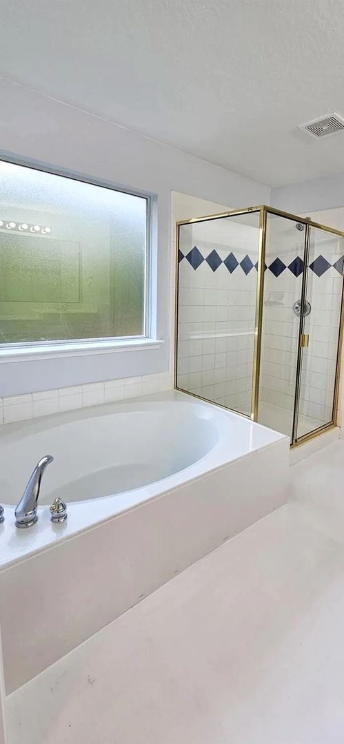 Building Photo - Spacious 2,324 Sqft 4-Bedroom Home with Gr...