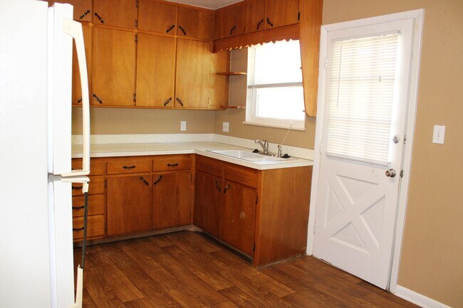 Building Photo - 3006 Butternut Dr
