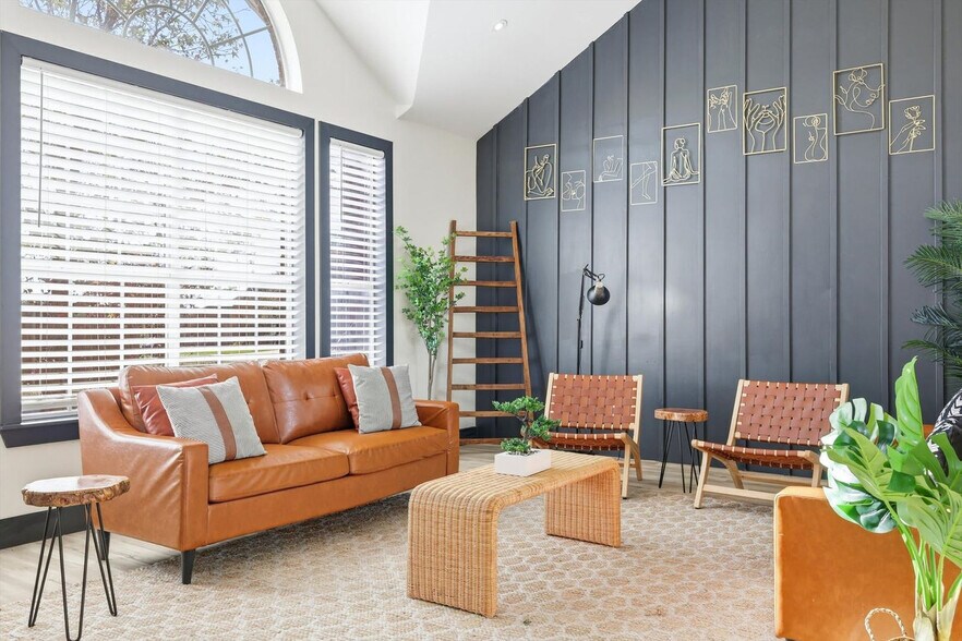 Building Photo - 6440 Knoll Ridge Dr