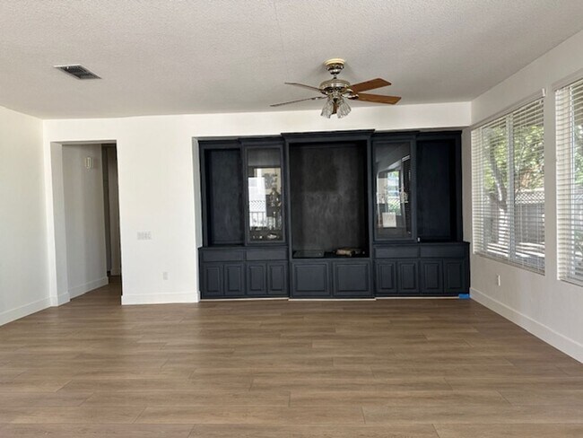 Building Photo - Active Senior Community for 55 and older! Located in beautiful Sun City, Roseville.