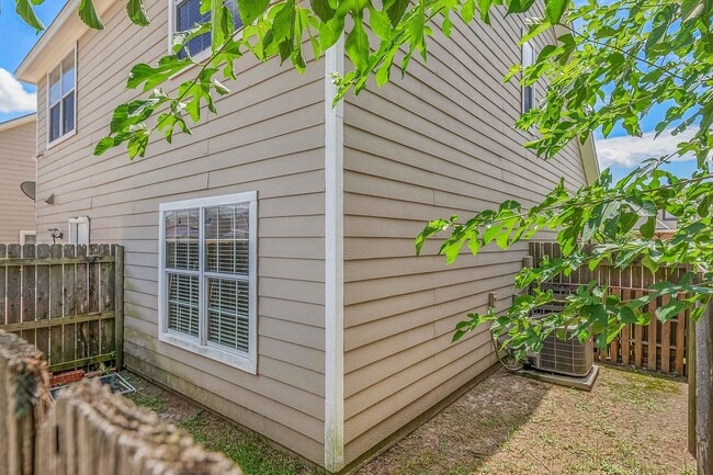 Building Photo - Available August 2026! 4 Bed, 3 Bath in Ho...