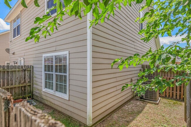 Building Photo - Available August 2026! 4 Bed, 3 Bath in Horse Haven Estates!!