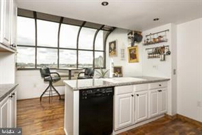 Building Photo - Bi-Level Penthouse with 3 Balconies & Delaware River Views | 3 Bed, 3 Bath | Society Hill