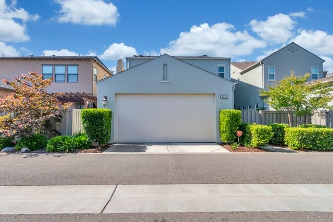 Building Photo - Stunning McKinley Village Home