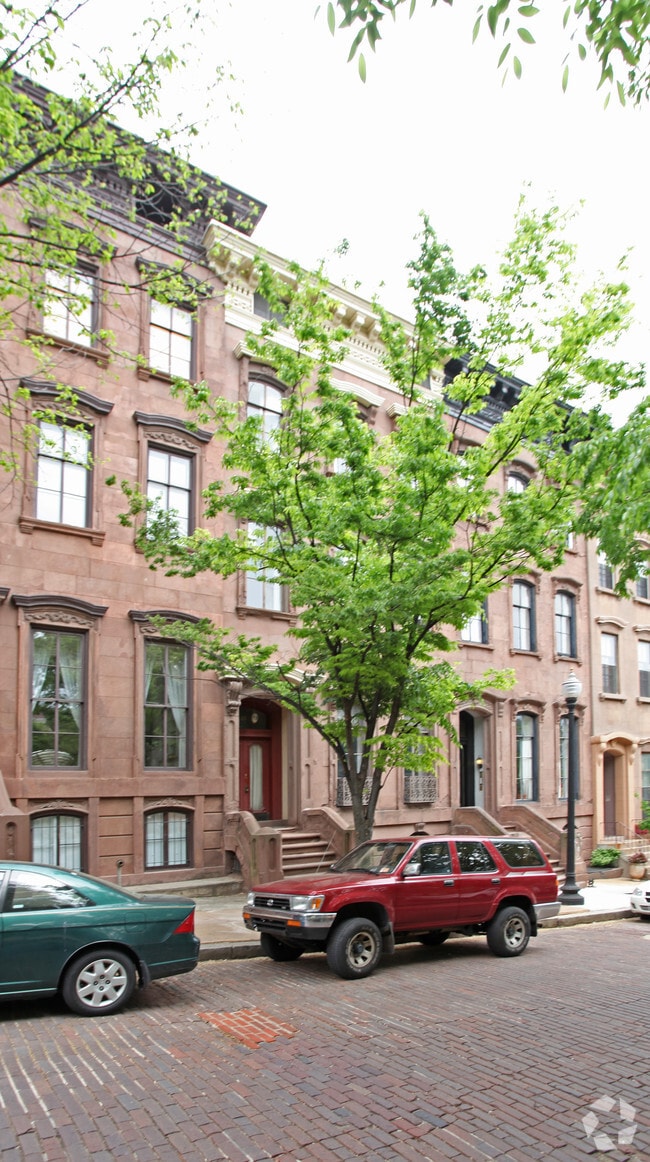 Primary Photo - 22 E Mount Vernon Pl