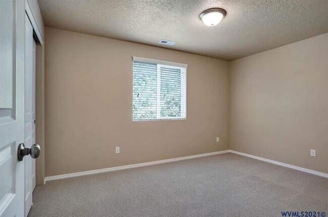 Building Photo - 848 NE Millstream Pl