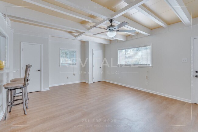 Building Photo - 3 Bed 2 Bath Gem in Midtown Mobile!!