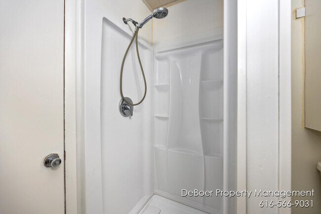 Building Photo - 1621 Lakeshore Dr