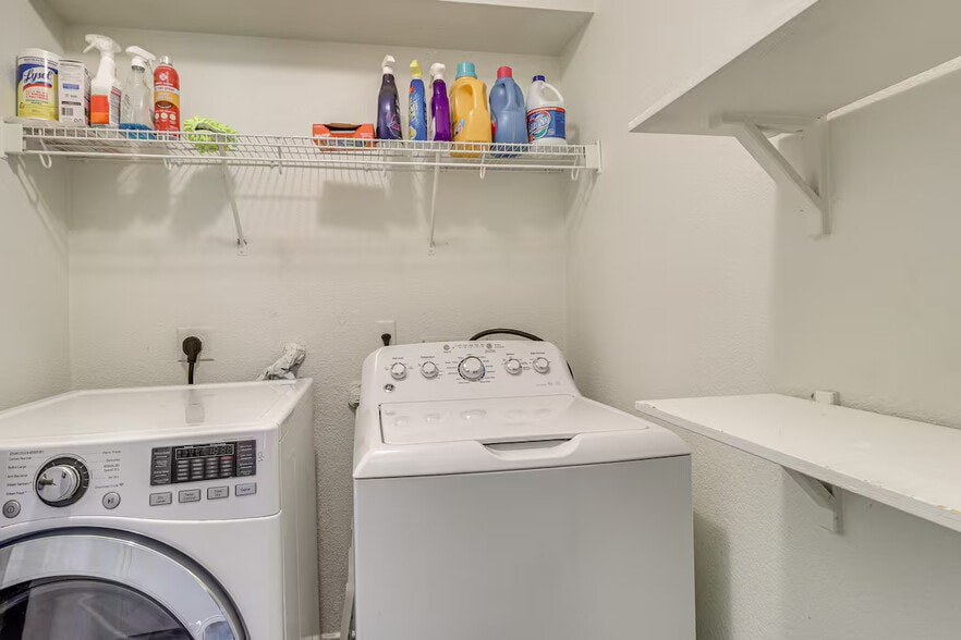 Building Photo - Room in House on Hungry Horse Dr