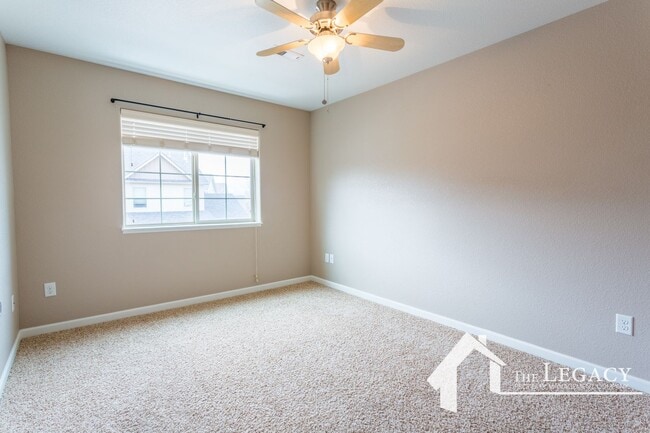 Building Photo - Westside Townhome