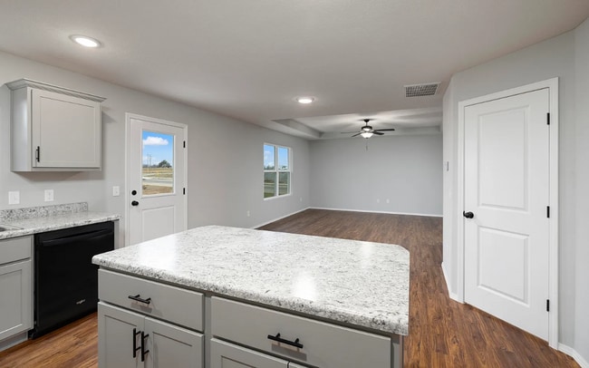 Building Photo - Beautiful 3 Bedroom Home with a fully fenc...