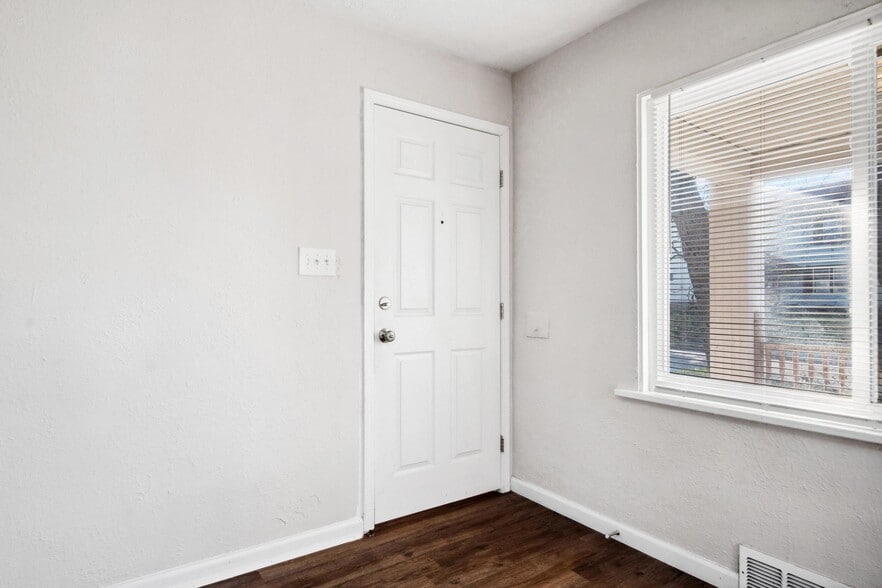 Building Photo - 2112 Catalpa Dr